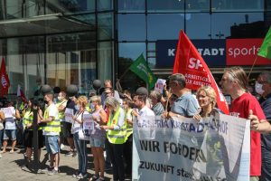 Demo mit Betriebsräten betroffener Galeria Karstadt Kaufhof und Karstadt Sports Filialen.