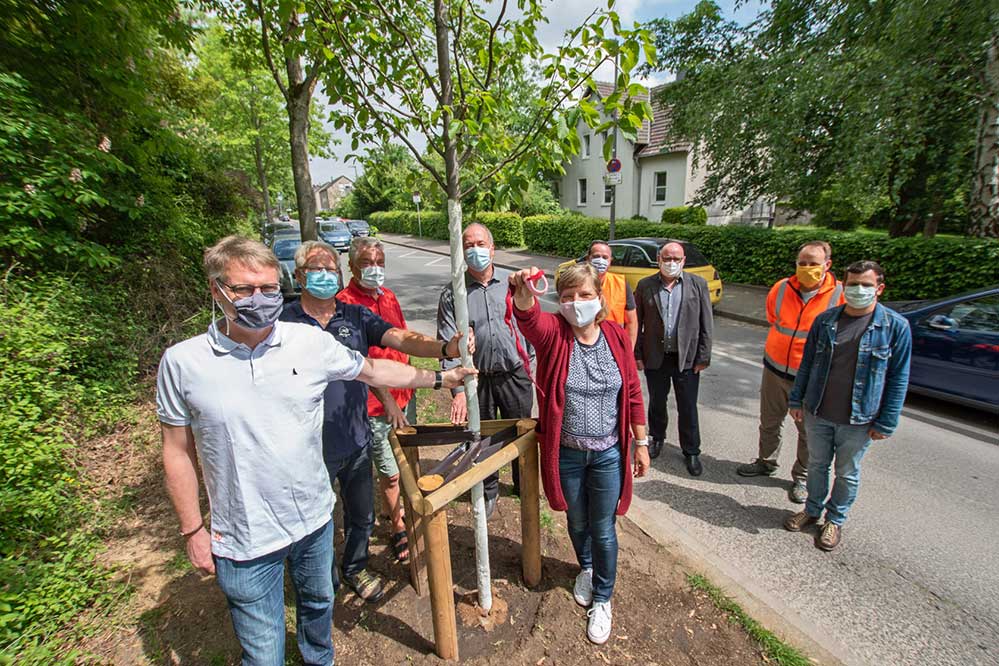 Stadt-Dortmund_Gruenflaechenamt_Anwohner-der-Allerstraße-uebernehmen-Patenschaft-fuer-Jungpflanzen_web_Roland-Gorecki-005