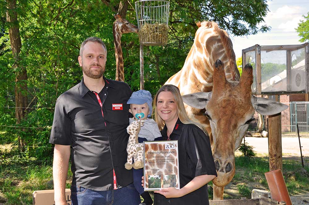 Zoo-Dortmund_Christian-und-Tasja-Weihnacht-freuen-sich-mit-Sohn-Moritz-ueber-ihr-neues-Patenkind-die-Giraffe-Zikomo
