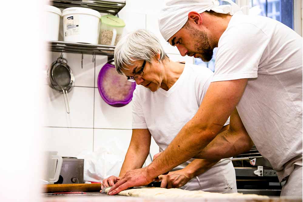 Ausbildung in einer Bäckerei: Die Gewerkschaft NGG fordert Betriebe dazu auf, auch in Krisenzeiten weiter auf Azubis zu setzen. Foto: NGG