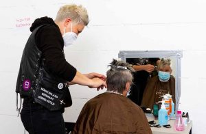 Seit fast zwei Jahren helfen die Barber Angels und schneiden ehrenamtlich Obdachlosen die Haare.