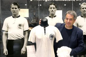 Museumsdirektor im Ausstellungraum