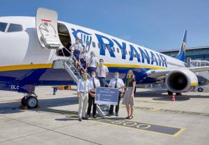 Die irische Airline Ryanair hob am 24. Juni zum Erstflug nach Wien ab. Guido Miletic, Abteilungsleiter Marketing & Sales am Dortmund Airport und Flughafen-Pressesprecherin Davina Ungruhe begrüßten die Crew auf dem Vorfeld. Ryanair wird in den Sommermonaten Wien vom Dortmund Airport aus zunächst drei Mal wöchentlich anfliegen. Für den Winterflugplan ist eine Aufstockung der Frequenz geplant. Ryanair fliegt montags, mittwochs und freitags am späten Nachmittag bzw. frühen Abend aus Wien nach Dortmund und wieder zurück. „Damit ergänzt Ryanair das bereits bestehende Angebot der Wizz Air auf der Strecke ideal“, erklärt Guido Miletic. Die ungarische Airline Wizz Air bedient die Strecke vormittags. „Wir freuen uns, dass unsere Passagiere durch die Streckeneröffnung noch mehr Flexibilität gewonnen haben.“ Knapp 108.000 Fluggäste nutzten im vergangenen Jahr bereits die Verbindung nach Wien – damit ist die österreichische Hauptstadt eins der beliebtesten Ziele ab dem Dortmund Airport. Tanja Ehrlich, PR and Communications Manger der Ryanair: „Wir freuen uns darauf im Rahmen des Sommerflugplans 2020 die Strecke zwischen Dortmund und Wien aufzunehmen und unsere Kunden aus Dortmund in diesem Sommer zu günstigen Tarifen in die österreichische Hauptstadt zu bringen.“ Die Einreise von Deutschland nach Österreich für Personen, die in Deutschland ihren Wohnsitz oder gewöhnlichen Aufenthalt haben, ist uneingeschränkt ohne Gesundheitsmaßnahmen möglich. Weitere Informationen zu den geltenden Hygieneregeln im Land gibt das Auswärtige Amt auf seiner Webseite.