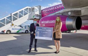 Seit Samstag, den 11. Juli, können Passagiere drei Mal wöchentlich von Dortmund nach Zypern fliegen. Wizz Air hebt dienstags, donnerstags und samstags in die Hafenstadt Larnaka ab. Larnaka ist eins von zahlreichen Zielen, die in diesem Jahr neu in das Streckennetz der Wizz Air ab dem Dortmund Airport aufgenommen werden. „Wir begrüßen die Entscheidung der Wizz Air, Dortmund künftig direkt mit Zypern zu verbinden. Mit Larnaka wächst das Angebot an Warmwasser-Zielen ab dem Dortmund Airport. Er wird damit für Urlauber noch attraktiver“, so Flughafen-Chef Udo Mager. Durch sein mediterranes Klima, mit mehr als neun Sonnenstunden am Tag und über 30 Grad in den Sommermonaten, ist Larnaka prädestiniert für einen entspannten Sommerurlaub. Wer auf der Suche nach Aktivurlaub ist, kommt auf Zypern ebenfalls auf seine Kosten: Taucher erleben eine faszinierende und einzigartige Unterwasserwelt, das Wassersportangebot ist vielfältig und Wanderungen sind direkt entlang der Kies- und Sandstrände möglich.