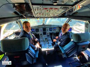 Base-Captain Peter Havasi (li.) und Radoslav Buchta im Cockpit einer der drei Witz-Air-Maschinen.