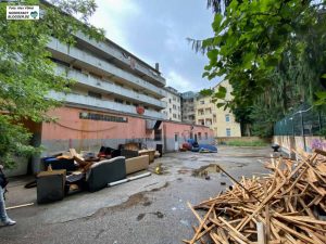 Brutalität in Stein - die Rückseite ist bisher wenig einladend. Wenn hier im Erdgeschoss und Anbau die FABIDO-Kita einzieht, soll sich das ändern. Fotos: Alex Völkel