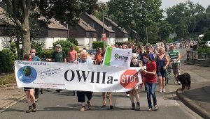 160 Menschen nahmen am Protestspaziergang teil - doppelt so viele wie erwartet. Fotos: BISuF