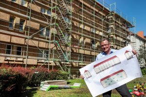 Bernhard Brümmer, Projektleiter DOGEWO21, mit dem neuen Farbkonzept für die Fassade. Foto: Oliver Schaper