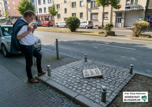 CDU-OB-Kandidat Dr. Andreas Hollstein am Tatort und der Gedenktafel für den vom NSU ermordeten Kioskbesitzer Mehmet Kubaşık in der Nordstadt. Foto: Klaus Hartmann