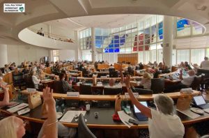 Die außerordentliche Ratssondersitzung entwickelte sich zu der erwarteten Farce. Fotos: Alex Völkel