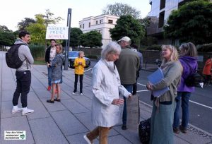 Nur wenig Menschen wollten vor dem Veranstaltungsort ihrem Unmut zu den Corona-Schutzmaßnahmen Luft machen.