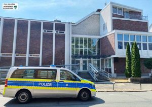 Polizeischutz vor der Synagoge - für die jüdische Gemeinde in Dortmund Alltag. Foto: Alex Völkel