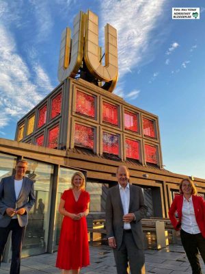 Thomas Westphal, Sabine Poschmann, Olaf Scholz und Nadja Lüders bauten sich vor der „Kathedrale des Strukturwandels“ auf.