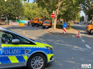 Weiträumig abgesperrt wurde der Bereich der Stolpersteinverlegung. Der Verkehr auf der Leopoldstraße kam zum Erliegen.