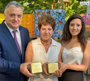 Der israelische Botschafter Jeremy Issacharoff, Ehefrau Laura Kam und Tochter Ella wohnten der Stolperstein-Verlegung bei.