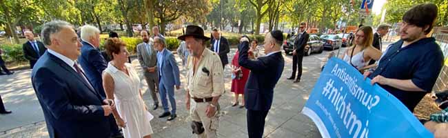 Dortmunds Oberbürgermeister Ullrich Sierau begrüßte die iraelischen Gäste in der Nordstadt - im Hintergrund setzen die Botschafter*innen der Erinnerung ein Zeichen gegen Antisemitismus. Fotos: Alex Völkel