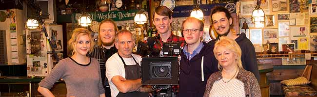 Das Film-Team am Set im Haus Fey (v.l.): Anke Kampmann, Stephan Hock, Wolfgang Schlößer, Max Wex, Valentin Hilker, FH-Absolvent und Regisseur Jakob Reuter und Sabine Müller. (Foto: Ruhrfolk)