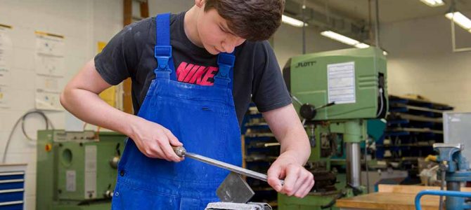 Philipp Seiffert (16) hat sich nach seinem Realschulabschluss für eine Ausbildung zum Industriemechaniker begonnen.