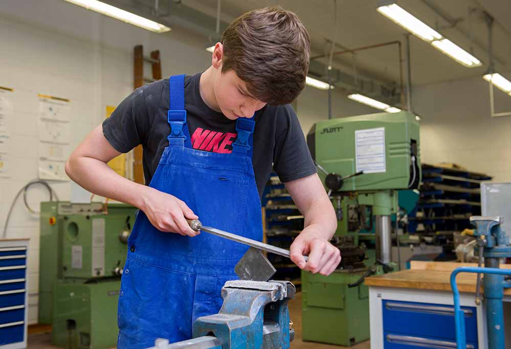 Philipp Seiffert (16) hat sich nach seinem Realschulabschluss für eine Ausbildung zum Industriemechaniker begonnen.