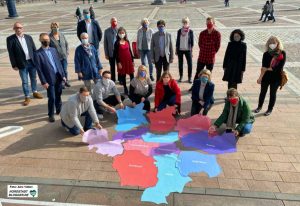 Auf dem Bild links unten kniend: Sozialdezernentin Birgit Zoerner, dahinter: Martin Fischer (Seniorenbeirat) und dahinter Mirja Düwel.Neben Frau Zoerner kniend: einige der neuen Mitarbeiter*innen des Projektes ‚Begegnung VorOrt‘.