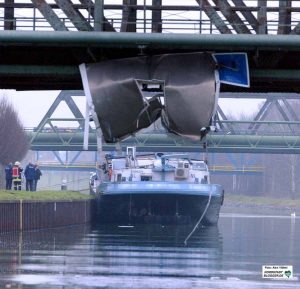 Schiffsunfall: Nach dem Entladen hatte dieser Binnenschiffer zu viel Auftrieb und sich den (ausgefahrenen) Dachaufbau an einer Brücke abgerissen. Archivbild: Alex Völkel