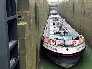 Der Einsatz von Tankschiffen ist durch LKW kaum zu kompensieren - gleiches gilt für den Transport von Schüttgut und Recyclingmaterial. Foto: Hafen AG