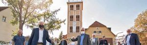 Feierten heute vor Gästen aus Berghofen, den Vereinen, Kooperationspartnern und Förderern sowie aus Politik und Verwaltung die Schlüsselübergabe für das kommende Bürgerzentrum im Steigerturm: OB Ullrich Sierau (vorne links) und Winfried Liebig (Vorsitzender „Unsere Mitte Steigerturm e.V) (vorne rechts). Foto: Roland Gorecki