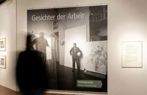 Einblick in die Fotoausstellung „Gesichter der Arbeit“ in der DASA. Foto: Andreas Wahlbrink