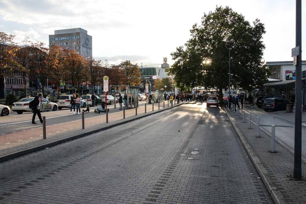 Ein unbeaufsichtigter Rucksack hat am Sonntagabend (4. Oktober 2020) für eine mehrstündige Sperrung des Dortmunder Hauptbahnhofs gesorgt. Bei ersten Untersuchungen konnte die Polizei eine mögliche Gefahr nicht ausschließen. Das Landeskriminalamt ließ den Rucksack daher sicherheitshalber kontrolliert sprengen. Am späten Abend wurden die Sperrungen aufgehoben.