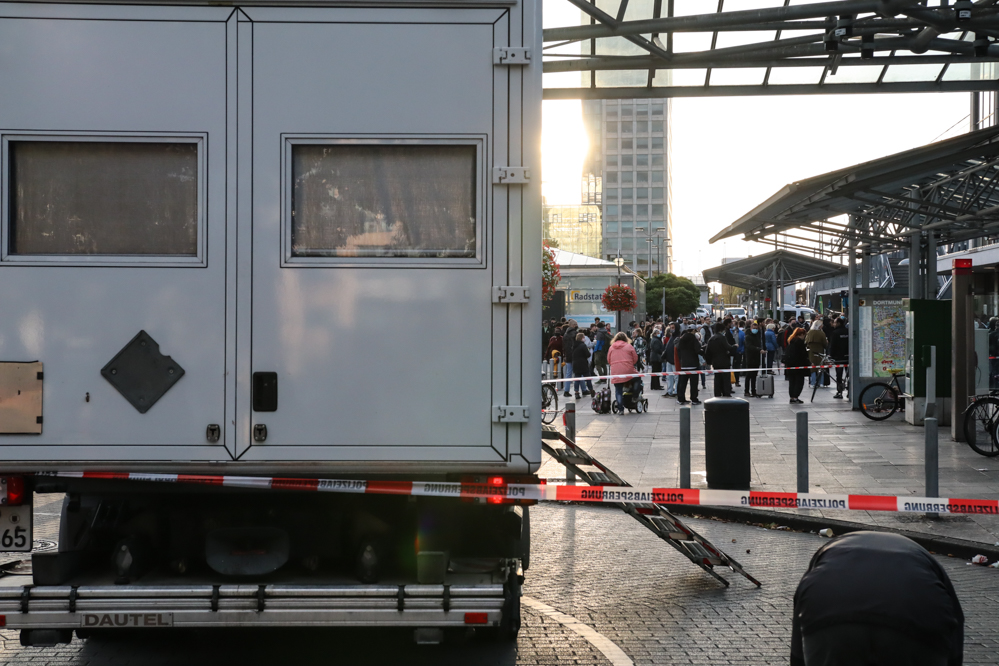 Ein unbeaufsichtigter Rucksack hat am Sonntagabend (4. Oktober 2020) für eine mehrstündige Sperrung des Dortmunder Hauptbahnhofs gesorgt. Bei ersten Untersuchungen konnte die Polizei eine mögliche Gefahr nicht ausschließen. Das Landeskriminalamt ließ den Rucksack daher sicherheitshalber kontrolliert sprengen. Am späten Abend wurden die Sperrungen aufgehoben.