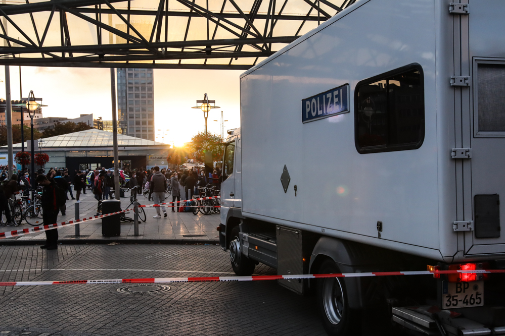 Ein unbeaufsichtigter Rucksack hat am Sonntagabend (4. Oktober 2020) für eine mehrstündige Sperrung des Dortmunder Hauptbahnhofs gesorgt. Bei ersten Untersuchungen konnte die Polizei eine mögliche Gefahr nicht ausschließen. Das Landeskriminalamt ließ den Rucksack daher sicherheitshalber kontrolliert sprengen. Am späten Abend wurden die Sperrungen aufgehoben.