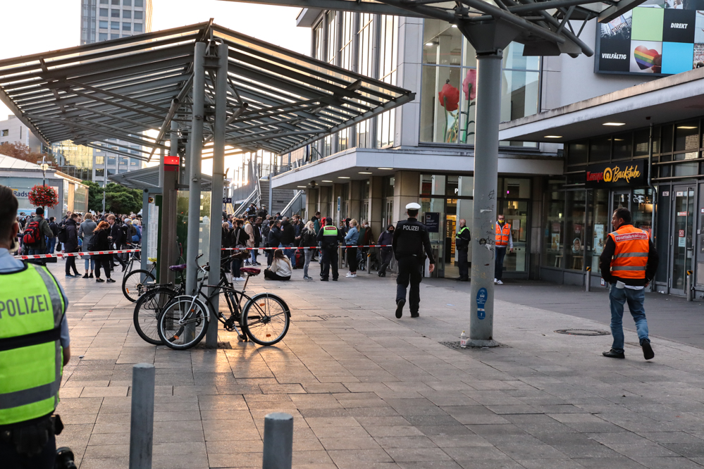 Ein unbeaufsichtigter Rucksack hat am Sonntagabend (4. Oktober 2020) für eine mehrstündige Sperrung des Dortmunder Hauptbahnhofs gesorgt. Bei ersten Untersuchungen konnte die Polizei eine mögliche Gefahr nicht ausschließen. Das Landeskriminalamt ließ den Rucksack daher sicherheitshalber kontrolliert sprengen. Am späten Abend wurden die Sperrungen aufgehoben.