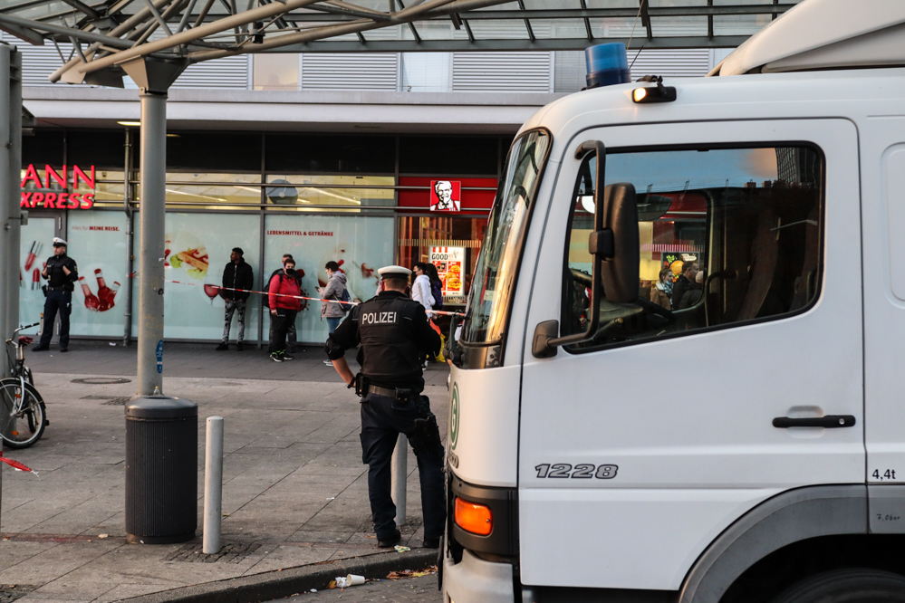 Ein unbeaufsichtigter Rucksack hat am Sonntagabend (4. Oktober 2020) für eine mehrstündige Sperrung des Dortmunder Hauptbahnhofs gesorgt. Bei ersten Untersuchungen konnte die Polizei eine mögliche Gefahr nicht ausschließen. Das Landeskriminalamt ließ den Rucksack daher sicherheitshalber kontrolliert sprengen. Am späten Abend wurden die Sperrungen aufgehoben.