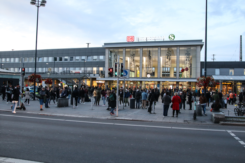 Ein unbeaufsichtigter Rucksack hat am Sonntagabend (4. Oktober 2020) für eine mehrstündige Sperrung des Dortmunder Hauptbahnhofs gesorgt. Bei ersten Untersuchungen konnte die Polizei eine mögliche Gefahr nicht ausschließen. Das Landeskriminalamt ließ den Rucksack daher sicherheitshalber kontrolliert sprengen. Am späten Abend wurden die Sperrungen aufgehoben.