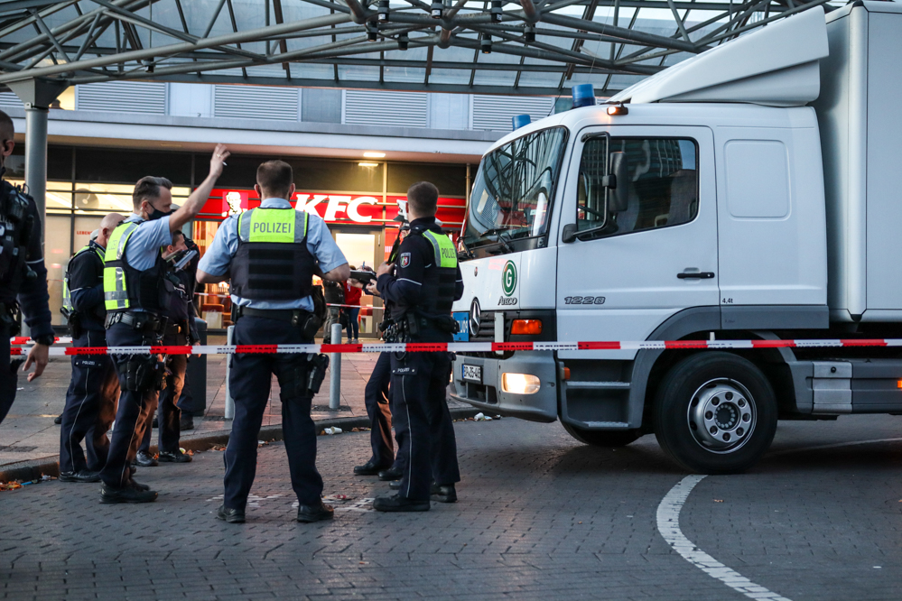 Ein unbeaufsichtigter Rucksack hat am Sonntagabend (4. Oktober 2020) für eine mehrstündige Sperrung des Dortmunder Hauptbahnhofs gesorgt. Bei ersten Untersuchungen konnte die Polizei eine mögliche Gefahr nicht ausschließen. Das Landeskriminalamt ließ den Rucksack daher sicherheitshalber kontrolliert sprengen. Am späten Abend wurden die Sperrungen aufgehoben.