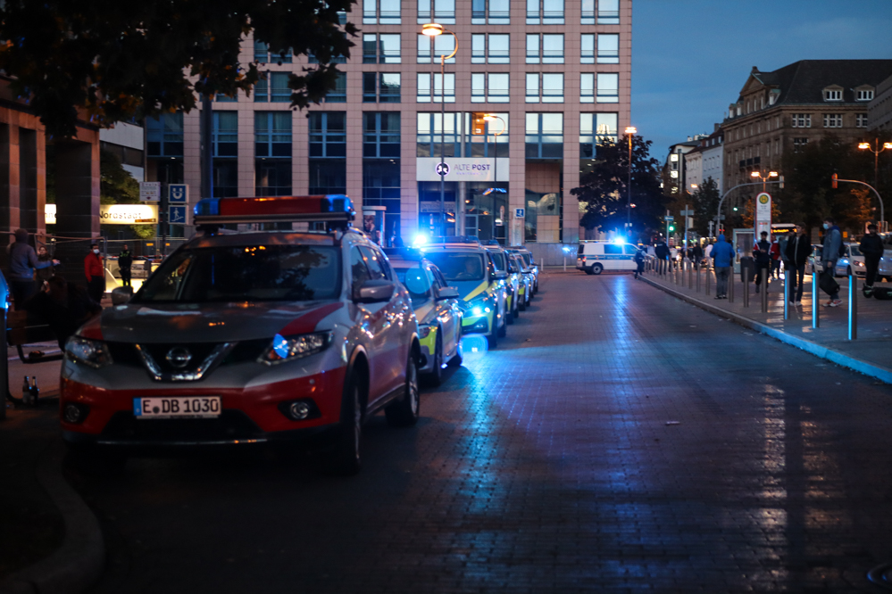 Ein unbeaufsichtigter Rucksack hat am Sonntagabend (4. Oktober 2020) für eine mehrstündige Sperrung des Dortmunder Hauptbahnhofs gesorgt. Bei ersten Untersuchungen konnte die Polizei eine mögliche Gefahr nicht ausschließen. Das Landeskriminalamt ließ den Rucksack daher sicherheitshalber kontrolliert sprengen. Am späten Abend wurden die Sperrungen aufgehoben.