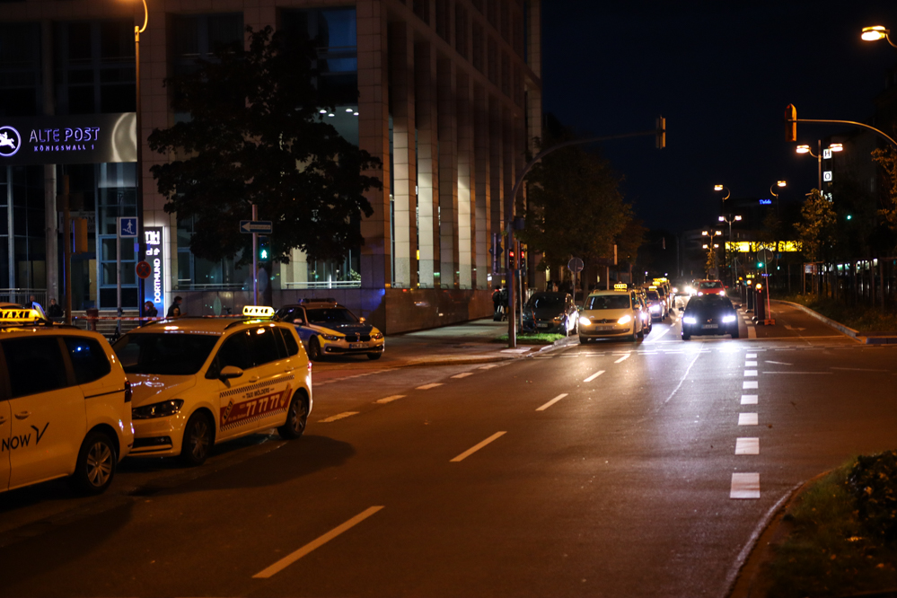 Ein unbeaufsichtigter Rucksack hat am Sonntagabend (4. Oktober 2020) für eine mehrstündige Sperrung des Dortmunder Hauptbahnhofs gesorgt. Bei ersten Untersuchungen konnte die Polizei eine mögliche Gefahr nicht ausschließen. Das Landeskriminalamt ließ den Rucksack daher sicherheitshalber kontrolliert sprengen. Am späten Abend wurden die Sperrungen aufgehoben.