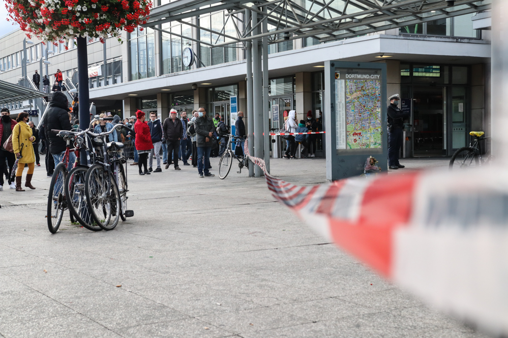 Ein unbeaufsichtigter Rucksack hat am Sonntagabend (4. Oktober 2020) für eine mehrstündige Sperrung des Dortmunder Hauptbahnhofs gesorgt. Bei ersten Untersuchungen konnte die Polizei eine mögliche Gefahr nicht ausschließen. Das Landeskriminalamt ließ den Rucksack daher sicherheitshalber kontrolliert sprengen. Am späten Abend wurden die Sperrungen aufgehoben.