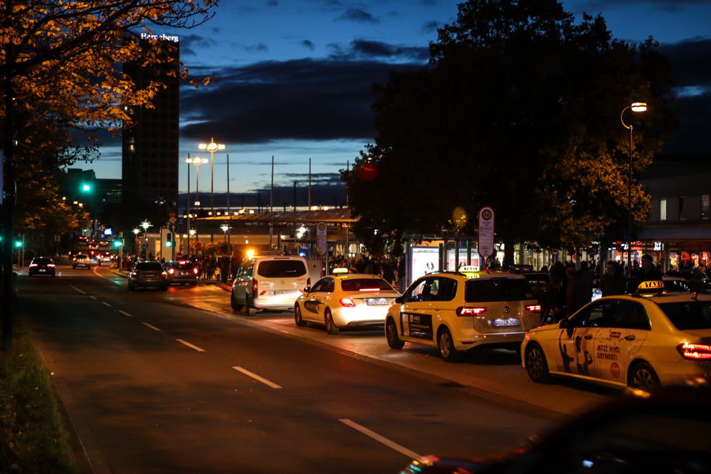 Ein unbeaufsichtigter Rucksack hat am Sonntagabend (4. Oktober 2020) für eine mehrstündige Sperrung des Dortmunder Hauptbahnhofs gesorgt. Bei ersten Untersuchungen konnte die Polizei eine mögliche Gefahr nicht ausschließen. Das Landeskriminalamt ließ den Rucksack daher sicherheitshalber kontrolliert sprengen. Am späten Abend wurden die Sperrungen aufgehoben.