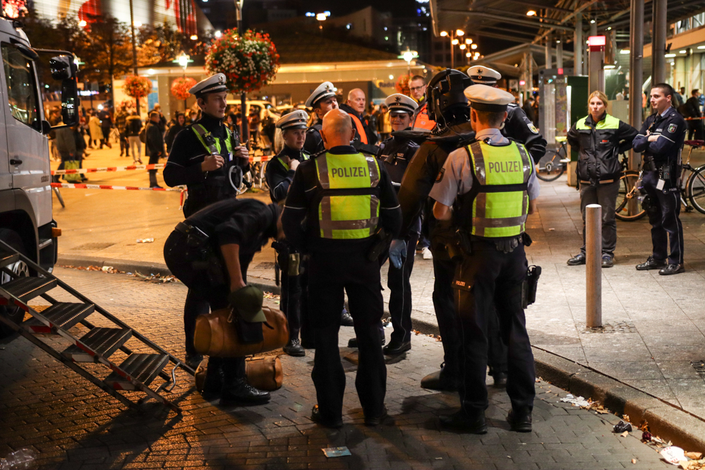 Ein unbeaufsichtigter Rucksack hat am Sonntagabend (4. Oktober 2020) für eine mehrstündige Sperrung des Dortmunder Hauptbahnhofs gesorgt. Bei ersten Untersuchungen konnte die Polizei eine mögliche Gefahr nicht ausschließen. Das Landeskriminalamt ließ den Rucksack daher sicherheitshalber kontrolliert sprengen. Am späten Abend wurden die Sperrungen aufgehoben.