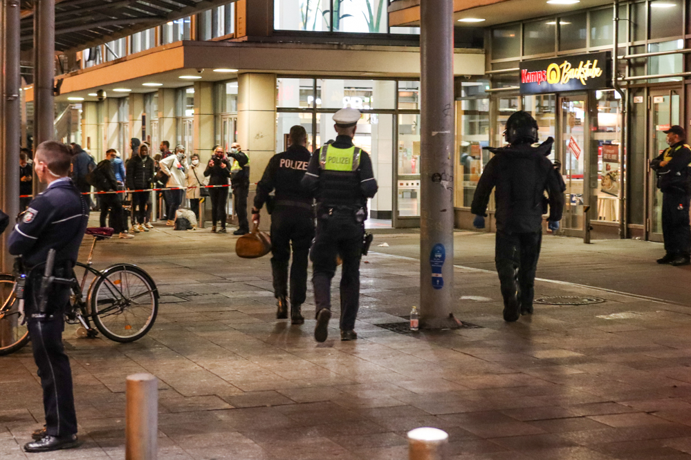 Ein unbeaufsichtigter Rucksack hat am Sonntagabend (4. Oktober 2020) für eine mehrstündige Sperrung des Dortmunder Hauptbahnhofs gesorgt. Bei ersten Untersuchungen konnte die Polizei eine mögliche Gefahr nicht ausschließen. Das Landeskriminalamt ließ den Rucksack daher sicherheitshalber kontrolliert sprengen. Am späten Abend wurden die Sperrungen aufgehoben.