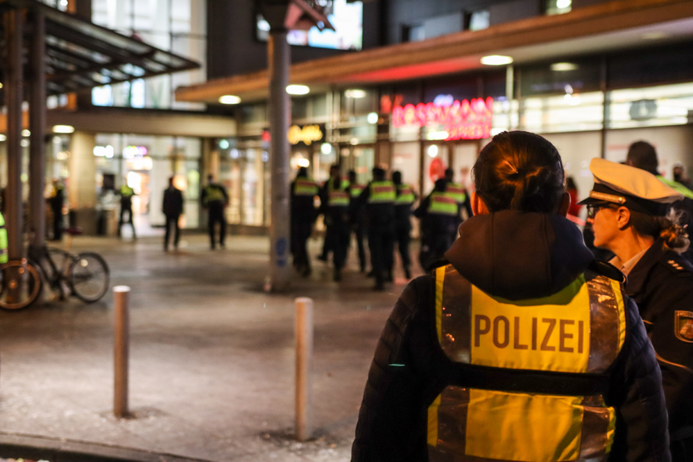 Ein unbeaufsichtigter Rucksack hat am Sonntagabend (4. Oktober 2020) für eine mehrstündige Sperrung des Dortmunder Hauptbahnhofs gesorgt. Bei ersten Untersuchungen konnte die Polizei eine mögliche Gefahr nicht ausschließen. Das Landeskriminalamt ließ den Rucksack daher sicherheitshalber kontrolliert sprengen. Am späten Abend wurden die Sperrungen aufgehoben.