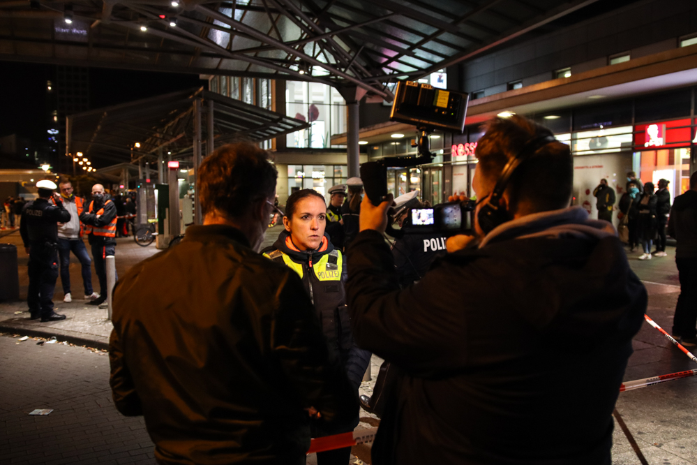 Ein unbeaufsichtigter Rucksack hat am Sonntagabend (4. Oktober 2020) für eine mehrstündige Sperrung des Dortmunder Hauptbahnhofs gesorgt. Bei ersten Untersuchungen konnte die Polizei eine mögliche Gefahr nicht ausschließen. Das Landeskriminalamt ließ den Rucksack daher sicherheitshalber kontrolliert sprengen. Am späten Abend wurden die Sperrungen aufgehoben. Nina Kupferschmidt im Interview