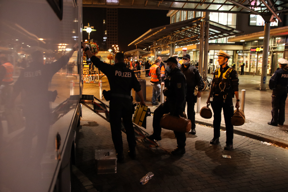 Ein unbeaufsichtigter Rucksack hat am Sonntagabend (4. Oktober 2020) für eine mehrstündige Sperrung des Dortmunder Hauptbahnhofs gesorgt. Bei ersten Untersuchungen konnte die Polizei eine mögliche Gefahr nicht ausschließen. Das Landeskriminalamt ließ den Rucksack daher sicherheitshalber kontrolliert sprengen. Am späten Abend wurden die Sperrungen aufgehoben.