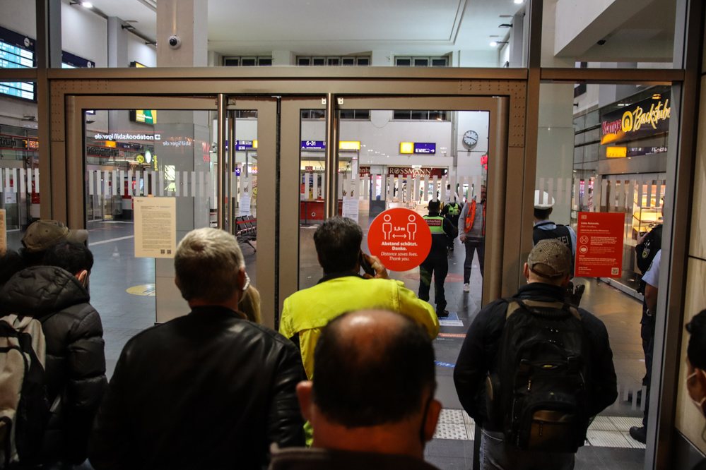 Ein unbeaufsichtigter Rucksack hat am Sonntagabend (4. Oktober 2020) für eine mehrstündige Sperrung des Dortmunder Hauptbahnhofs gesorgt. Bei ersten Untersuchungen konnte die Polizei eine mögliche Gefahr nicht ausschließen. Das Landeskriminalamt ließ den Rucksack daher sicherheitshalber kontrolliert sprengen. Am späten Abend wurden die Sperrungen aufgehoben.