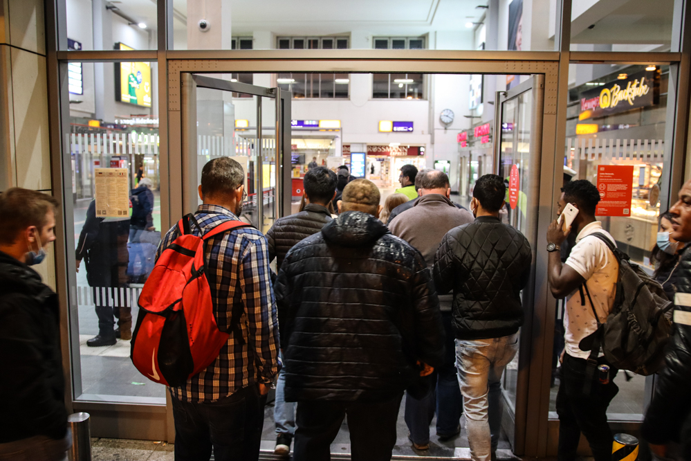 Ein unbeaufsichtigter Rucksack hat am Sonntagabend (4. Oktober 2020) für eine mehrstündige Sperrung des Dortmunder Hauptbahnhofs gesorgt. Bei ersten Untersuchungen konnte die Polizei eine mögliche Gefahr nicht ausschließen. Das Landeskriminalamt ließ den Rucksack daher sicherheitshalber kontrolliert sprengen. Am späten Abend wurden die Sperrungen aufgehoben.