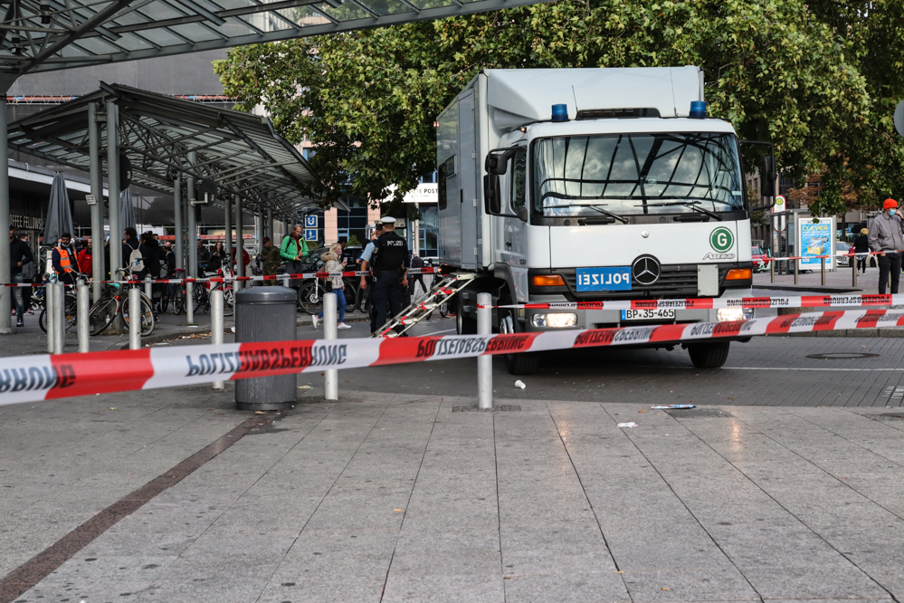 Ein unbeaufsichtigter Rucksack hat am Sonntagabend (4. Oktober 2020) für eine mehrstündige Sperrung des Dortmunder Hauptbahnhofs gesorgt. Bei ersten Untersuchungen konnte die Polizei eine mögliche Gefahr nicht ausschließen. Das Landeskriminalamt ließ den Rucksack daher sicherheitshalber kontrolliert sprengen. Am späten Abend wurden die Sperrungen aufgehoben.