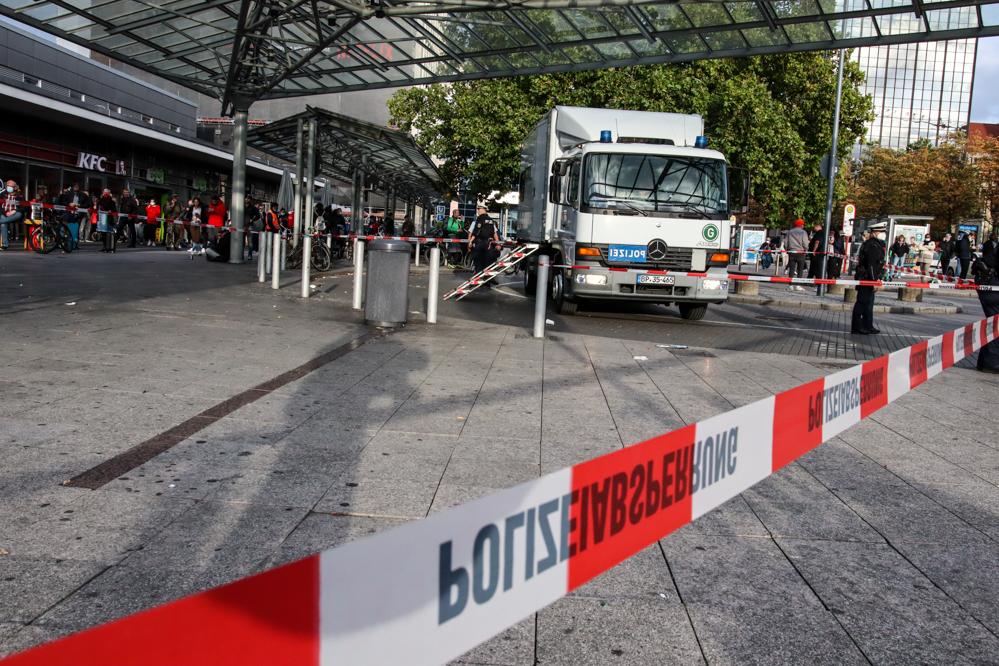 Ein unbeaufsichtigter Rucksack hat am Sonntagabend (4. Oktober 2020) für eine mehrstündige Sperrung des Dortmunder Hauptbahnhofs gesorgt. Bei ersten Untersuchungen konnte die Polizei eine mögliche Gefahr nicht ausschließen. Das Landeskriminalamt ließ den Rucksack daher sicherheitshalber kontrolliert sprengen. Am späten Abend wurden die Sperrungen aufgehoben.