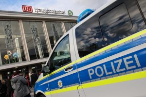 Ein unbeaufsichtigter Rucksack hat am Sonntagabend (4. Oktober 2020) für eine mehrstündige Sperrung des Dortmunder Hauptbahnhofs gesorgt. Bei ersten Untersuchungen konnte die Polizei eine mögliche Gefahr nicht ausschließen. Das Landeskriminalamt ließ den Rucksack daher sicherheitshalber kontrolliert sprengen. Am späten Abend wurden die Sperrungen aufgehoben.