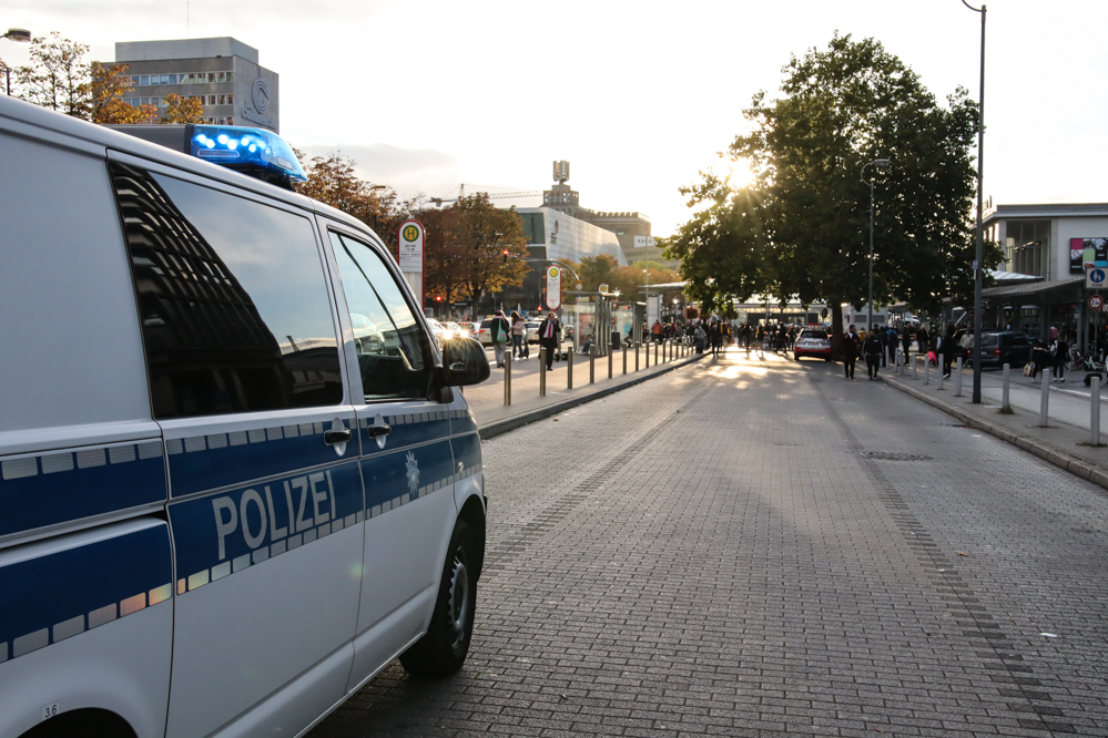 Ein unbeaufsichtigter Rucksack hat am Sonntagabend (4. Oktober 2020) für eine mehrstündige Sperrung des Dortmunder Hauptbahnhofs gesorgt. Bei ersten Untersuchungen konnte die Polizei eine mögliche Gefahr nicht ausschließen. Das Landeskriminalamt ließ den Rucksack daher sicherheitshalber kontrolliert sprengen. Am späten Abend wurden die Sperrungen aufgehoben.